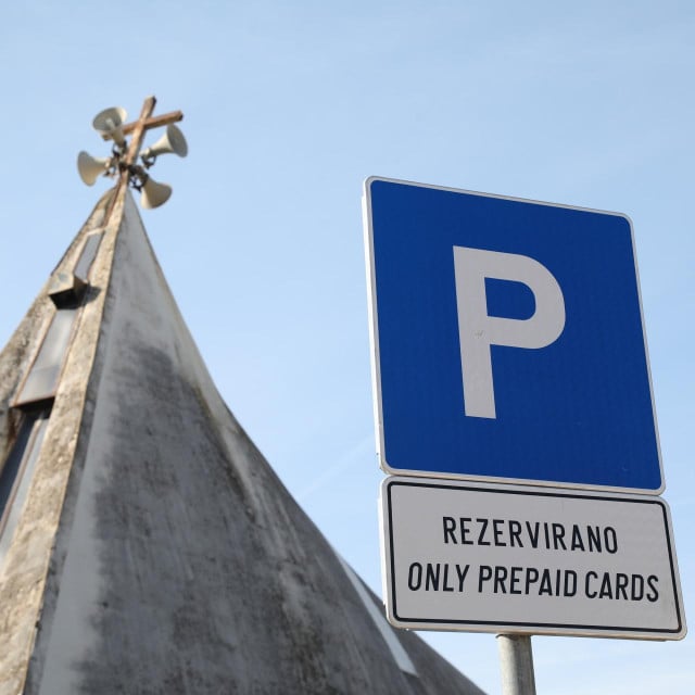<p>Podgorski iznajmljivači su ugovor za sezonsko parkiranje vozila svojih gostiju&nbsp;sklopili sa crkvom Uznesenja Marijina</p>