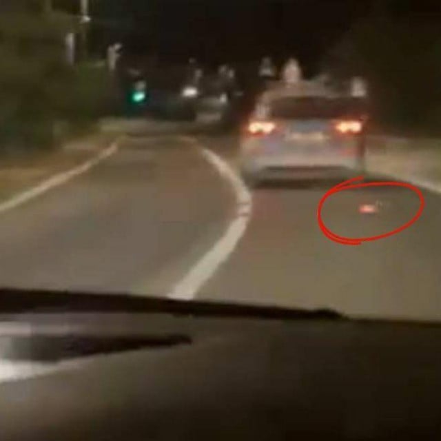 <p>Snimak policijskog automobila kada iz njega izlazi opu&scaron;ak</p>