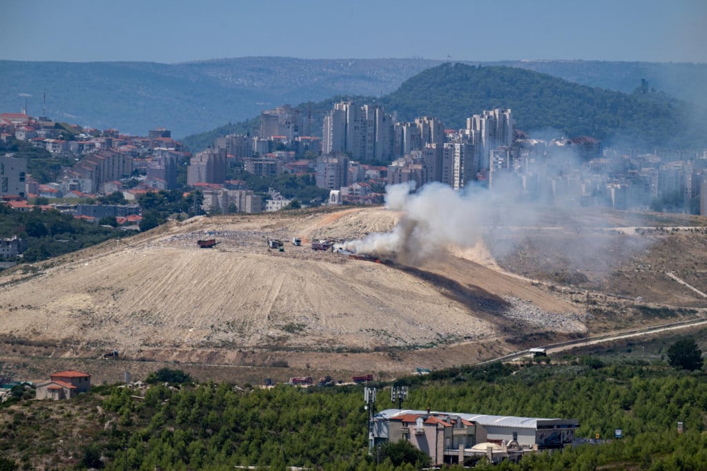 <p>Split, 300726.<br>
Izbio je pozar na odlagalistu smeca Karepovac, vatrogasci su na terenu.<br>