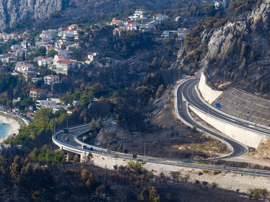 <p>Cesta koja je za građane u noći požara bila zatvorena</p>