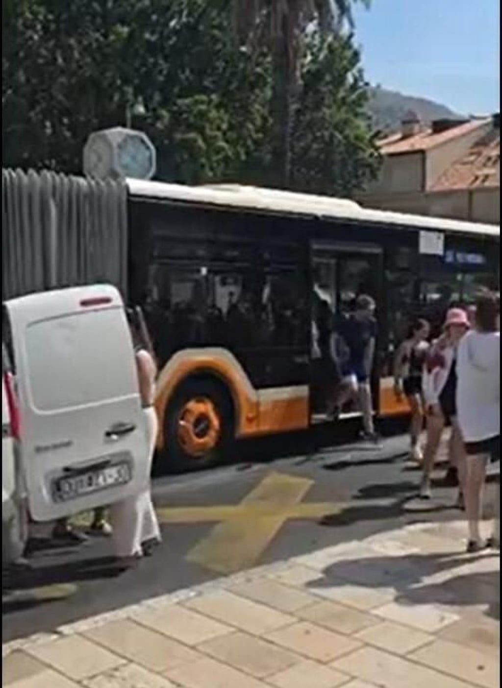 <p>Putnici iz Libertasovog busa nemaju se gdje iskrcati nego na cestu zbog nagužvanih kamiona dostave</p>