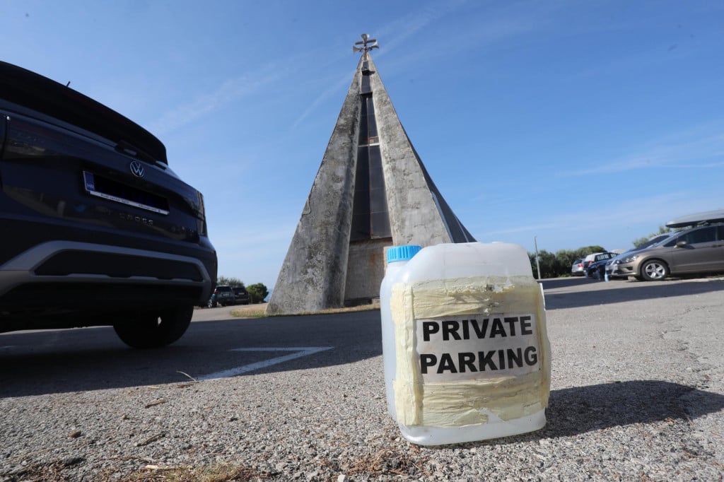 <p>Za tri ljetna mjeseca parking se privatnim iznajmljivačima naplaćuje 300 eura, a parkirnih mjesta je 40</p>