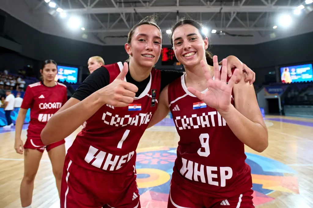 <p>Nika Koprivica i Mara Koncul - dvije od ukupno četiri igračice Raguse u kadetskoj ko&scaron;arka&scaron;koj reprezentaciji Hrvatske, koju vodi Alma Majstorović, trofejna trenerica mlađih uzrasta dubrovačkog kluba</p>