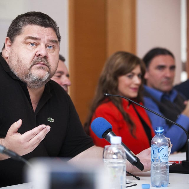 <p>Vjeran Pir&scaron;ić na tribini o eksploataciji nafte i plina u Jadranu, u organizaciji Sobodne Dalmacije</p>

<p>&nbsp;</p>

<p>&nbsp;</p>
