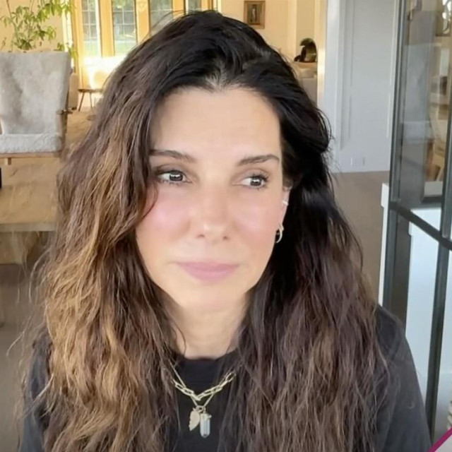 <p>Sandra Bullock snimljena u svom domu za 60. rođendan: nazvali su je s televizije NBC</p>