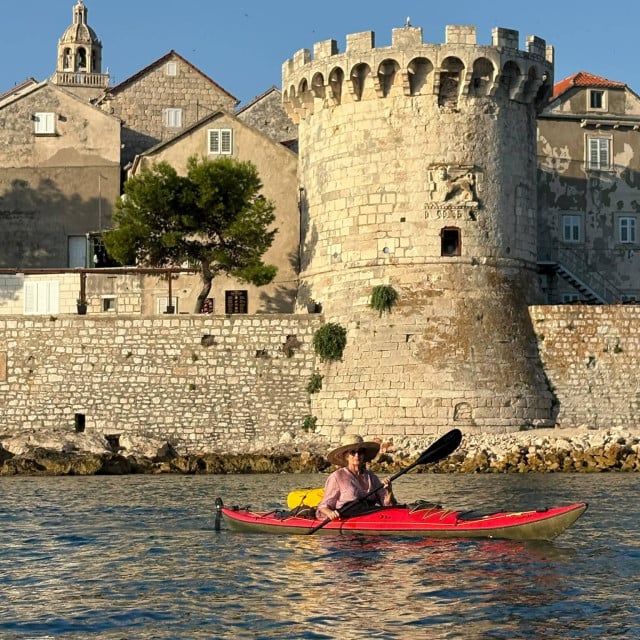 <p><strong>Autorica teksta ispred Korčule</strong></p>