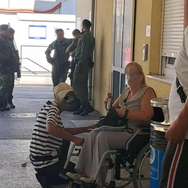 <p>Pripadnici interventne policije čakaju svog &lsquo;pacijenta&lsquo;</p>