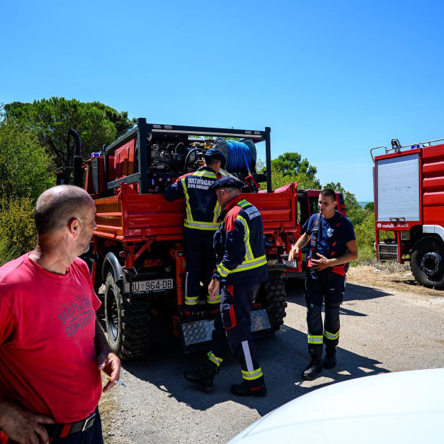 <p>Požar na Ivanici u BiH,&nbsp;mjesto u blizini Dubrovnika i Zupe dubrovacke, pomazu braniti i vatrogasci iz Dubrovnika i Zupe dubrovacke</p>