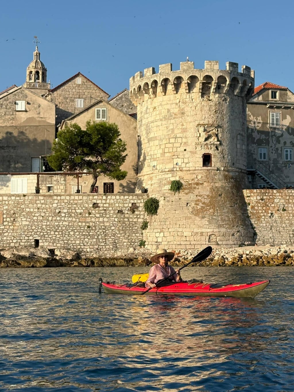 <p><strong>Autorica teksta ispred Korčule</strong></p>