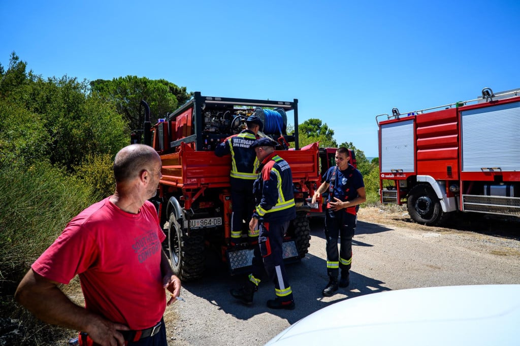<p>Požar na Ivanici u BiH,&nbsp;mjesto u blizini Dubrovnika i Zupe dubrovacke, pomazu braniti i vatrogasci iz Dubrovnika i Zupe dubrovacke</p>