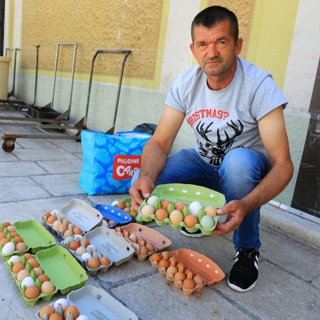 <p>Zdravko često u Splitu dijeli svoje proizvode</p>