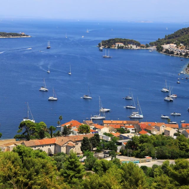 <p>Otok Vis neodoljiva je destinacija za vi&scaron;ednevno istraživanje</p>