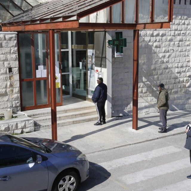 <p>Na ulazu u Dom zdravlja Makarska istaknuta je obavijest da svaki pacijent s osiguranjem država EGP-a ima pravo obratiti se bilo kojem liječniku u ustanovi</p>