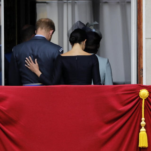 <p>Princ Harry na arhivskoj fotografiji s Meghan Markle</p>