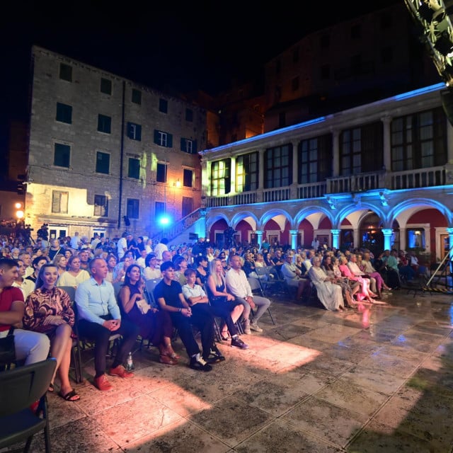 <p>Sibenik, 210826.<br>
Trg Republike Hrvatske.<br>
Prva revijalna vecer Festivala 29. Dalmatinske sansone, posvecena je velikanu sibenske glazbe Krsti Jurasu.<br>