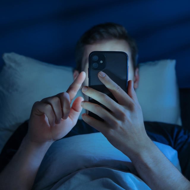 <p>Snažno plavo svjetlo koje emitiraju na&scaron;i telefoni grubo i umjetno potiskuje lučenje melatonina, glavnog hormona spavanja, &scaron;to drastično usporava na&scaron; prijelaz u fazu dubokog sna</p>