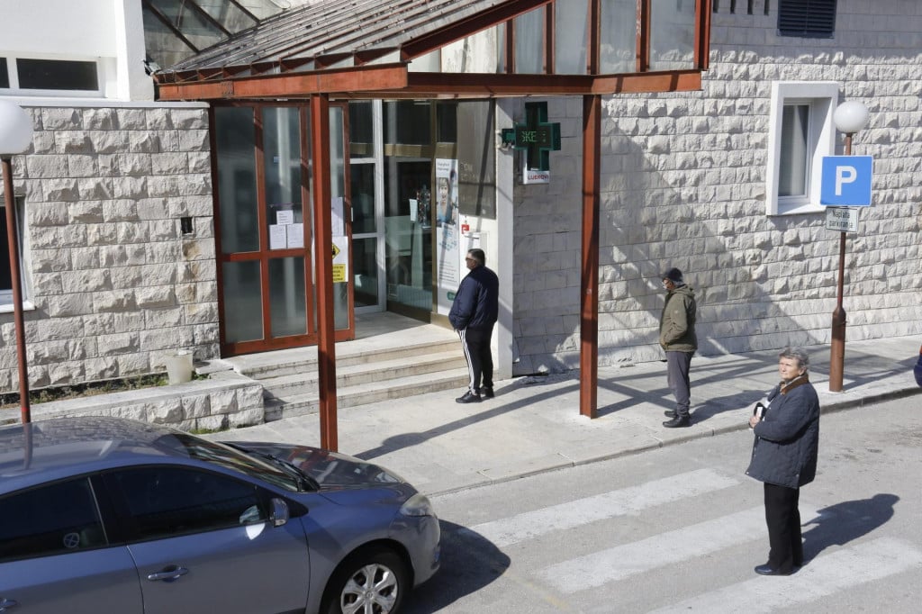 <p>Na ulazu u Dom zdravlja Makarska istaknuta je obavijest da svaki pacijent s osiguranjem država EGP-a ima pravo obratiti se bilo kojem liječniku u ustanovi</p>