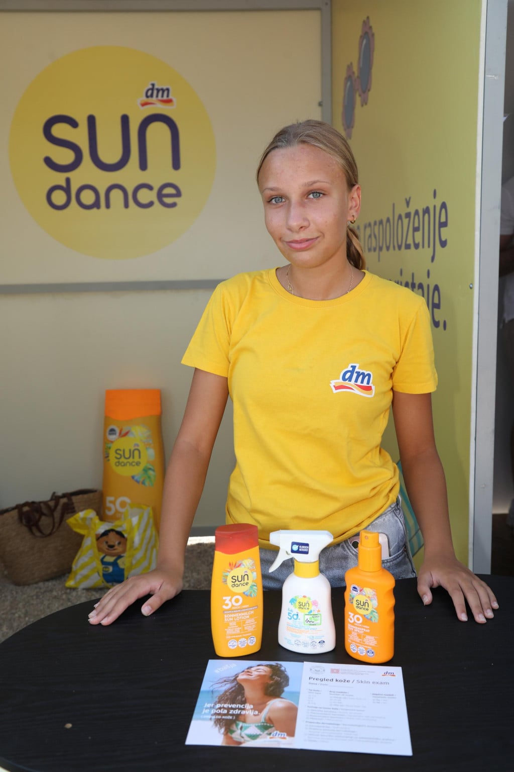 <p>Besplatna dermatolo&scaron;ka akcija dm-a je održana na makarskoj plaži pored Žute kuće, a sudjelovalo je 226 ljudi</p>