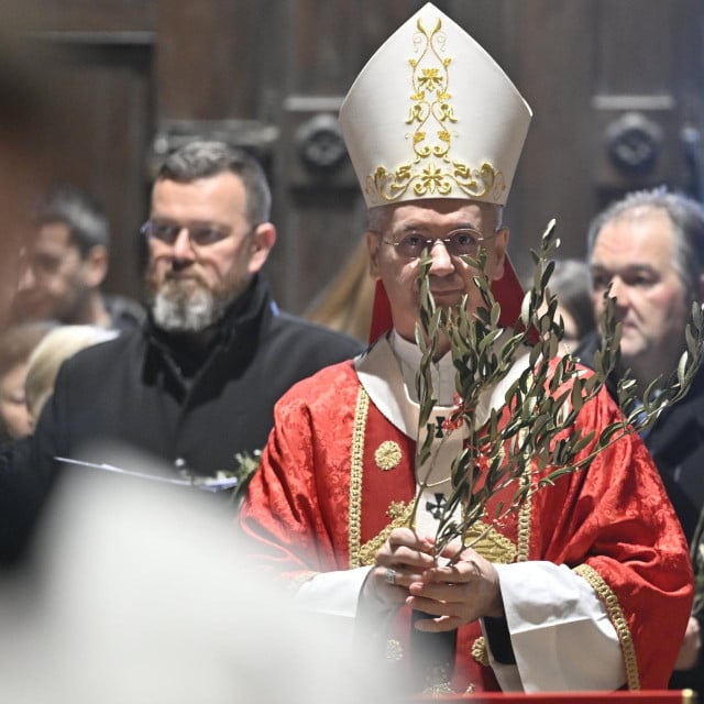 <p>Zbog onoga &scaron;to Dražen Kutle&scaron;a i dru&scaron;tvo propovijedaju, da kažem na kraju i to, u povijesti čovječanstva zagnojilo je mnogostruko vi&scaron;e nesretnika nego &scaron;to su ih i Tito, i Staljin, i Hitler, i Mao Ce-tung, i Idi Amin, i Atila i svi drugi krvožedni diktatori zajedno uspjeli poslati pod ledinu</p>