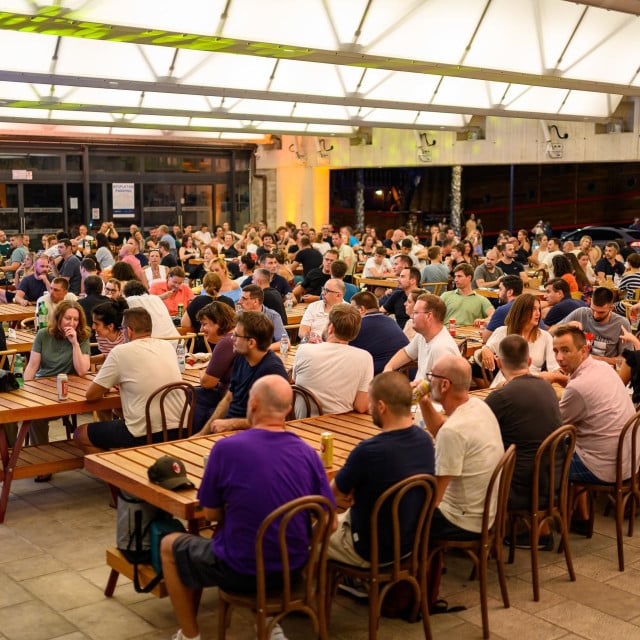 <p>Posebno izdanje Dub Pub kviza pro&scaron;le subote u Gružu ugodno&nbsp; iznenadilo je posjećeno&scaron;ću</p>