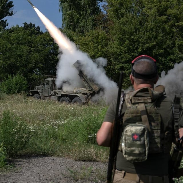 <p>Vojnik iz vi&scaron;ecijevnog bacača raketa BM-21 &rdquo;Grad&rdquo; puca prema ruskim položajima u blizini Kramatorska u Donjeckoj oblasti</p>