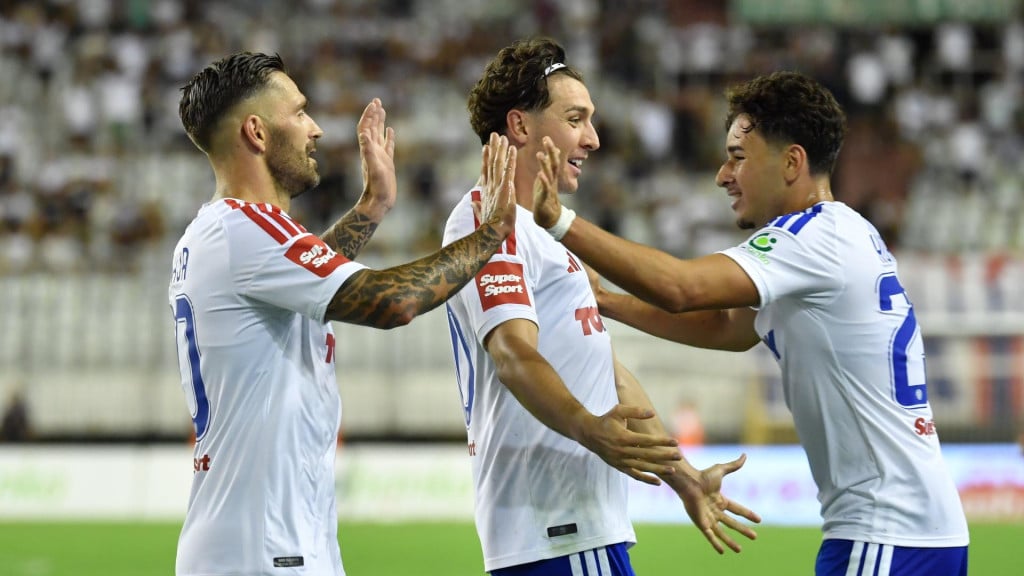 <p>Marko Livaja i Adam Huram slave pogodak za 2:0</p>