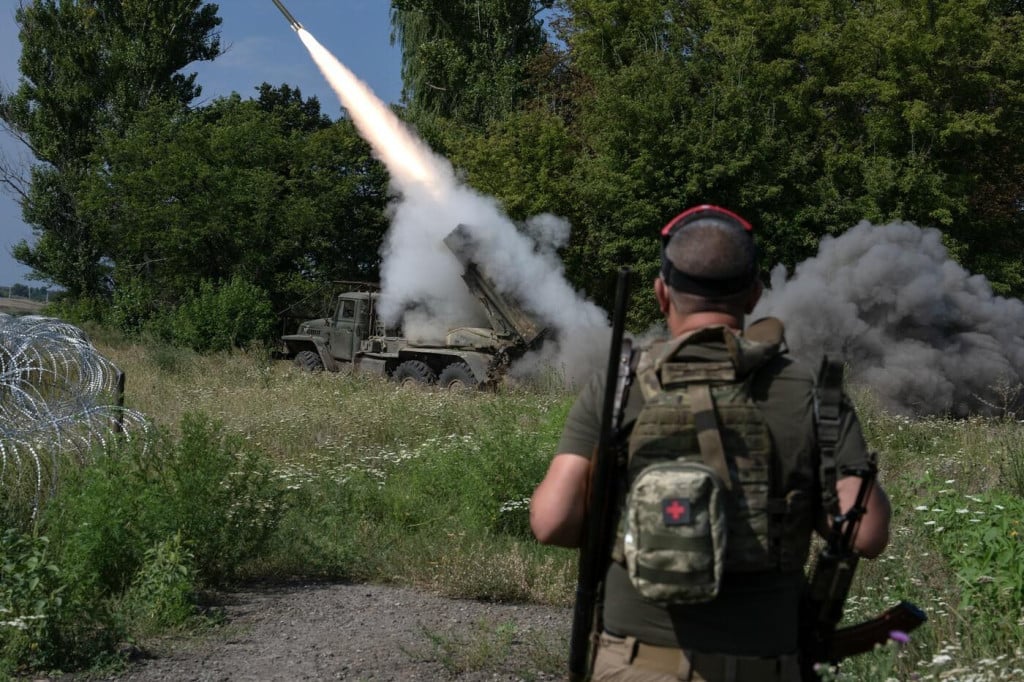 <p>Vojnik iz vi&scaron;ecijevnog bacača raketa BM-21 &rdquo;Grad&rdquo; puca prema ruskim položajima u blizini Kramatorska u Donjeckoj oblasti</p>