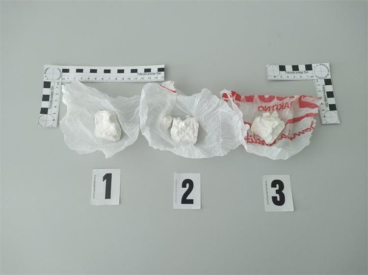 Stonska policija kod Slovenca (49) pronašla tri plastične s vrećice s više nego ‘zanimljivim‘ sadržajem