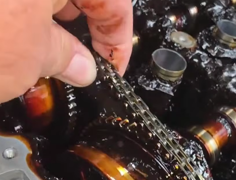 Auto s 19.000 km završio na servisu, motor komplet uništen. Mehaničar pokazao horor ispod poklopca: Ovo je nevjerojatno!