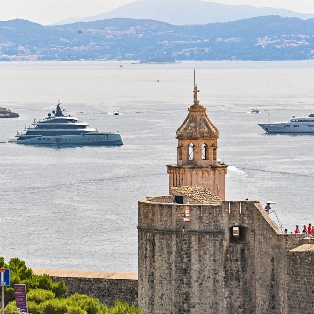 <p>Luksuzne mega jahte ispred Dubrovnika</p>