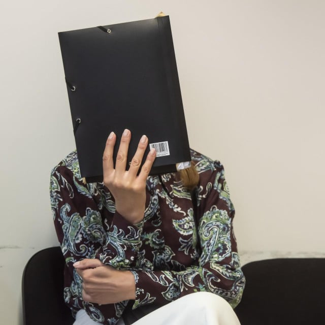 <p>Anna Dujić u sudnicu je u&scaron;la raspoložena, ali&nbsp;je u jednom trenutku,&nbsp;iziritirana pozorno&scaron;ću fotografa,&nbsp;odlučila lice sakriti fasciklom</p>