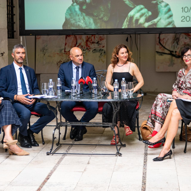 <p>Slijeva: Nina Obuljen Koržinek, Mato Franković, Blaž Pezo, Martina Filjak, Senka Bulić i Ivona &Scaron;imunović</p>