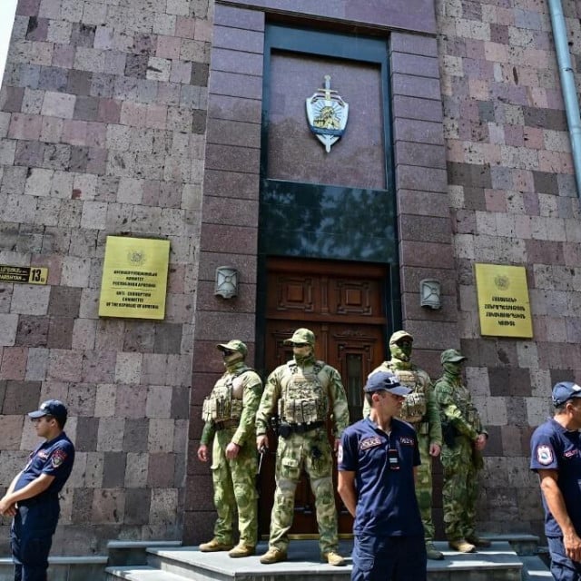 <p>Armenska policija uhitila je Roberta Kočarjana, biv&scaron;eg predsjednika te njegova sina&nbsp;</p>