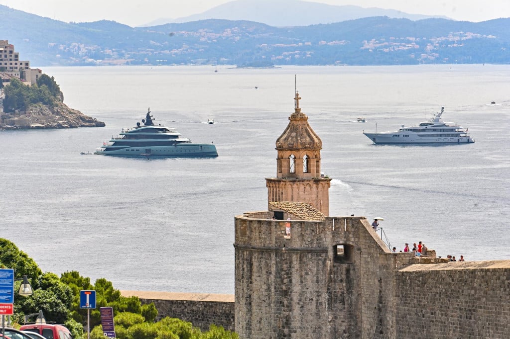 <p>Luksuzne mega jahte ispred Dubrovnika</p>