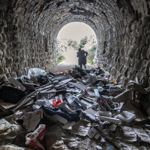 <p>Divlji deponij u tunelu Mačkovac na trasi Sinjske rere iznad izvora, 2023. godine<br>
<br>
<br>
&nbsp;</p>