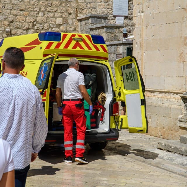 <p>Dubrovnik, 110825.<br>
Gradjani i turisti secu centrom grada unatoc visokim temperaturama koje su zahvatile cijelu regiju.<br>