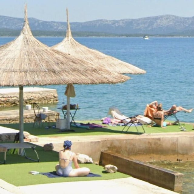 <p>Plaža u Betini na Murteru s umjetnom travom<br>
&nbsp;</p>