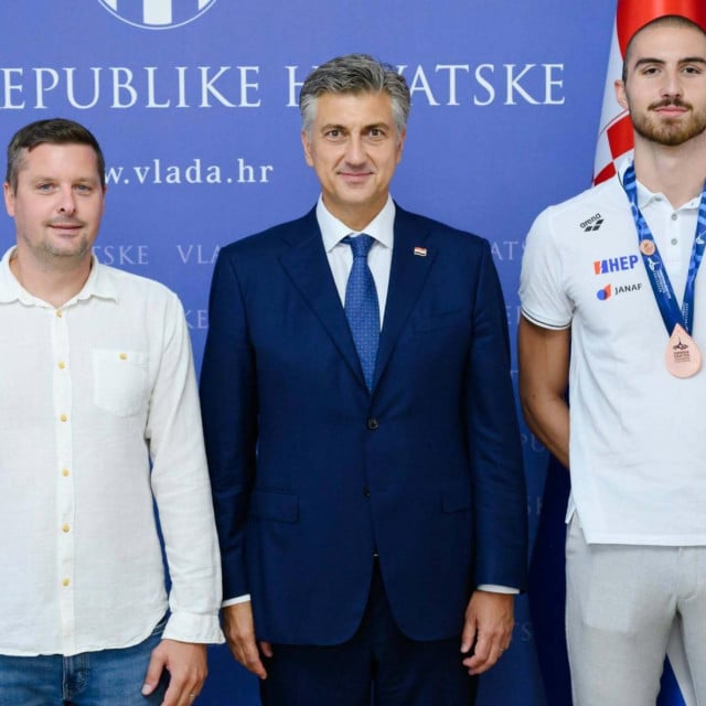 <p>Frane Ćirak, premijer Andrej Plenković i Vlaho Nenadić</p>