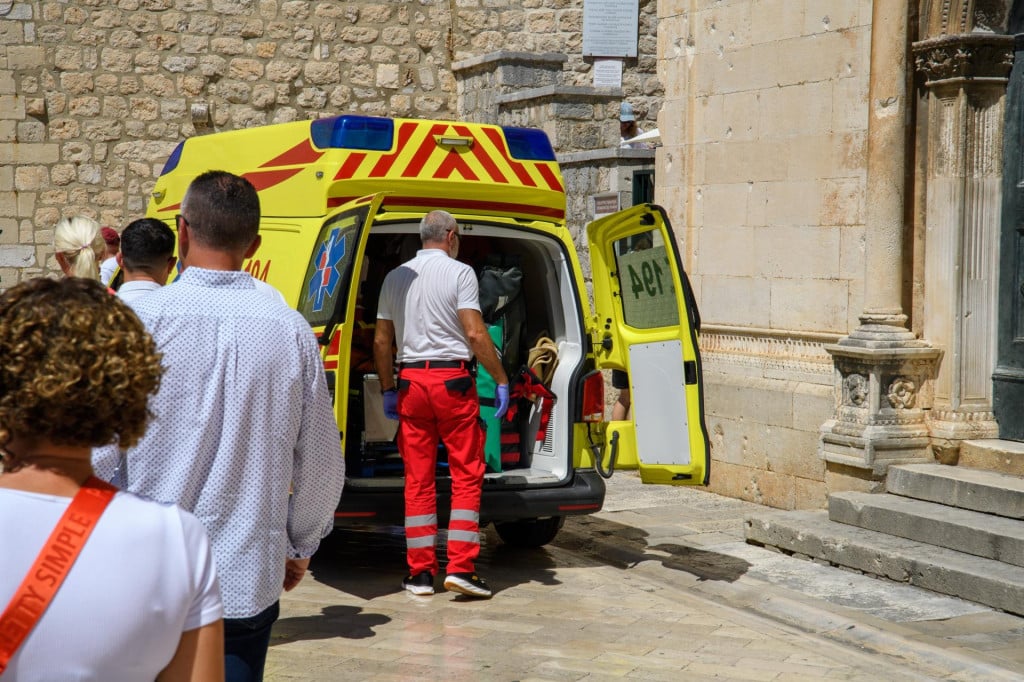 <p>Dubrovnik, 110825.<br>
Gradjani i turisti secu centrom grada unatoc visokim temperaturama koje su zahvatile cijelu regiju.<br>