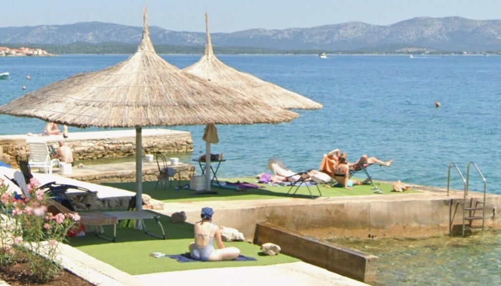<p>Plaža u Betini na Murteru s umjetnom travom<br>
&nbsp;</p>