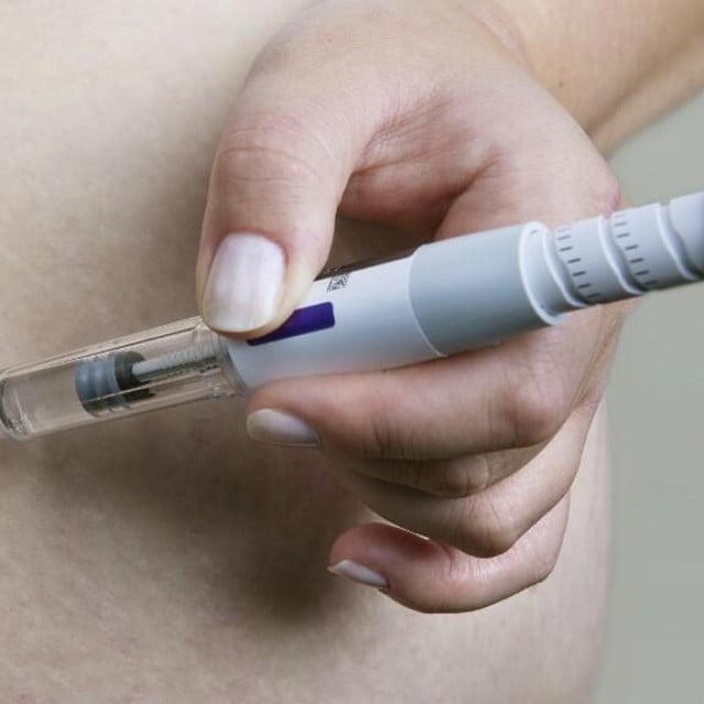 <p>Iz HZJZ-a su naveli da se na internetskoj stranici Pen Peptide Hrvatska nude pripravci koji se ogla&scaron;avaju za mr&scaron;avljenje, povećanje mi&scaron;ićne mase, regeneraciju i &lsquo;anti-age&lsquo; učinke, a namijenjeni su<!--TgQPHd|||[]--> isključivo za<!--TgQPHd|||[]-->&nbsp;istraživačke svrhe&nbsp;(ilustracija)</p>