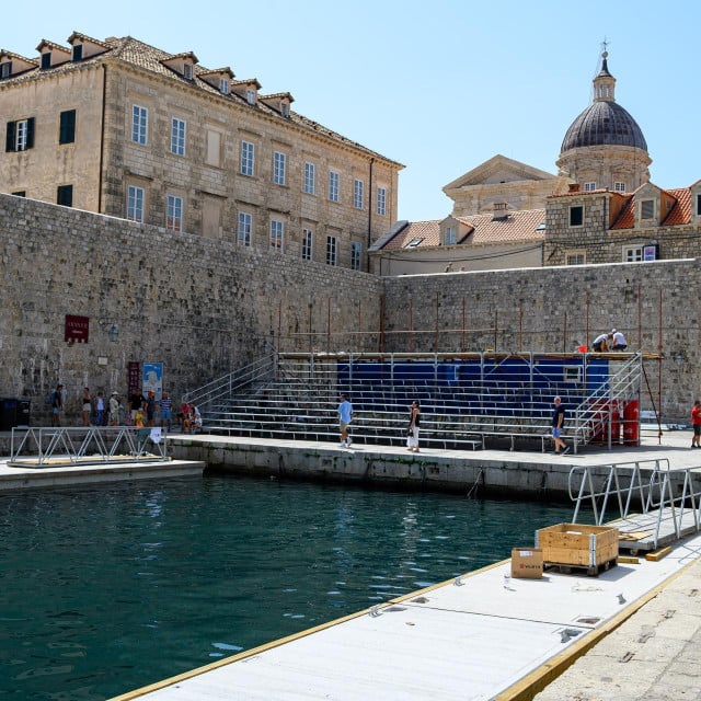 <p>Postavljanje pontona i ostale pripreme za 1. Svjetsko prvenstvo u 4x4 vaterpolu u Dubrovniku</p>