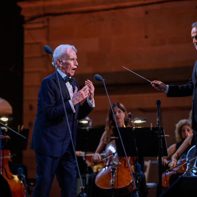 <p>Dubrovnik, 270826.<br>
Slavni spanjolski tenor Jose Carreras odrzao je koncert ispred dubrovacke katedrale na kojem mu se pridruzila sopranistica Dusica Bijelic, a glazbenu pratnju osigurao Dubrovacki simfonijski orkestar pod ravnanjem uglednog dirigenta Davida Gimeneza, dugogodisnjeg Carrerasova suradnika.<br>