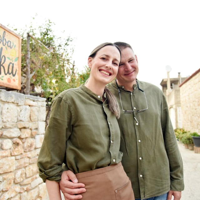 <p>Ana Linčir i Sini&scaron;a &Scaron;intić, vlasnici &rdquo;Bilke&rdquo;: &rdquo;Prvu godinu korone do&scaron;li smo na Vis i odradili tri sezone u lokalnim restoranima. A onda smo prelomili...&rdquo;</p>