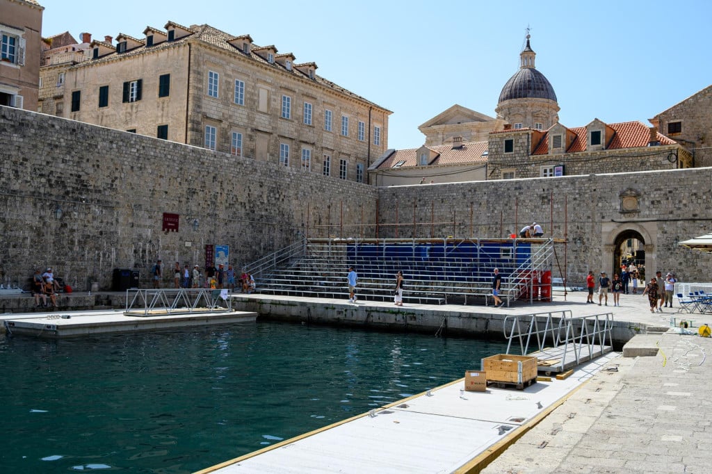 <p>Postavljanje pontona i ostale pripreme za 1. Svjetsko prvenstvo u 4x4 vaterpolu u Dubrovniku</p>