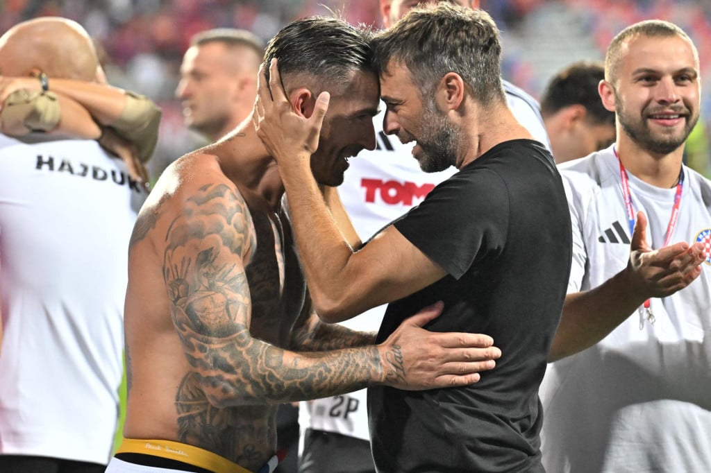 <p>Czestochowa, Poljska, 270826.<br>
Gradski stadion Rakow.<br>
Slavlje igraca Hajduka nakon pobjede u utakmici play-offa UEFA Konferencijske lige, Rakow - Hajduk.<br>
Na fotografiji: Marko Livaja, Gonzalo Garcia.<br>
