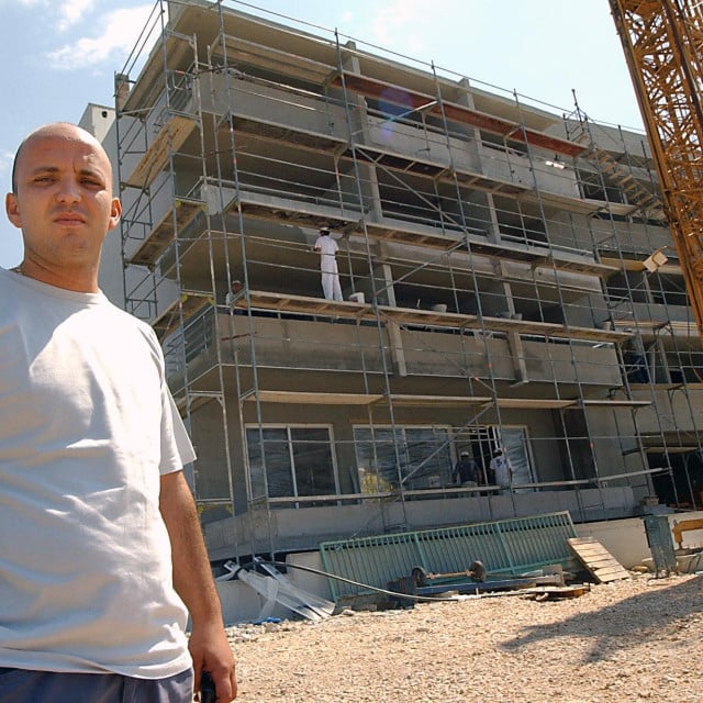 <p>Mateo Juradin daleke 2005. ispred svoga hotela u Podstrani tijekom izgradnje</p>