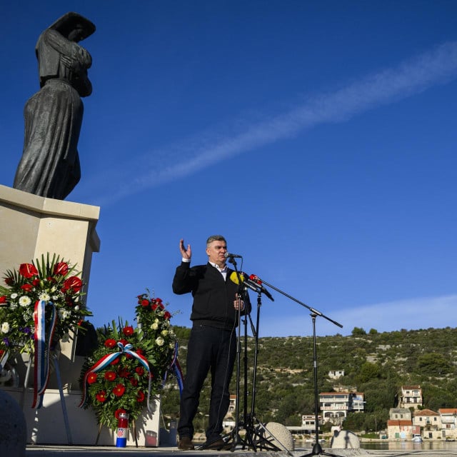 <p>Predsjednik Republike Zoran Milanović položio je vijenac kod spomenika Majka Domovina i sudjelovao na svečanom obilježavanju 80. obljetnice povratka hrvatskih ratnih izbjeglica iz El Shatta i 81. obljetnice oslobođenja Dalmacije</p>