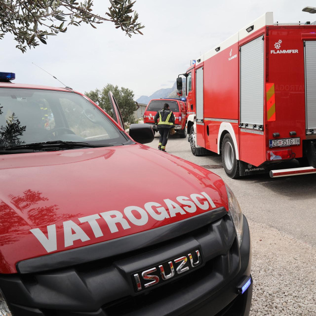 <p>Makarska, 130426.<br>
Pozar koji je oko 14 sati buknuo u masliniku istocno od Tucepa, unatoc jakom jugu, ugasen je brzom intervencijom vatrogasaca DVD Tucepi i Makarska uz asistenciju brojnih vozila ostalih DVD-ova makarskog primorja.<br>