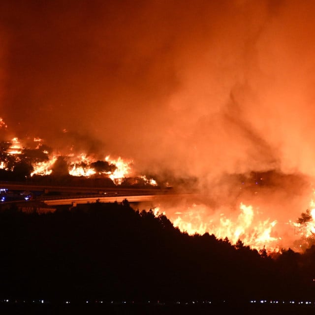 <p>Omi&scaron;ki požar snimljen iz Duća</p>